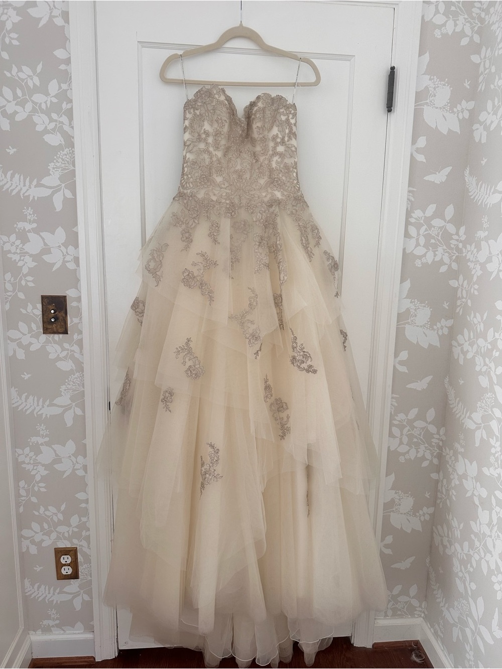 Badgley Mischka Champagne Lace Appliqué Ball Gown/Wedding gown dress.